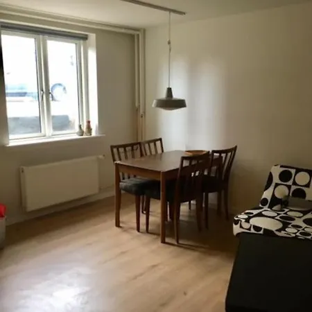 Apartman Lys Kaelderlejlighed I Hjertet Af